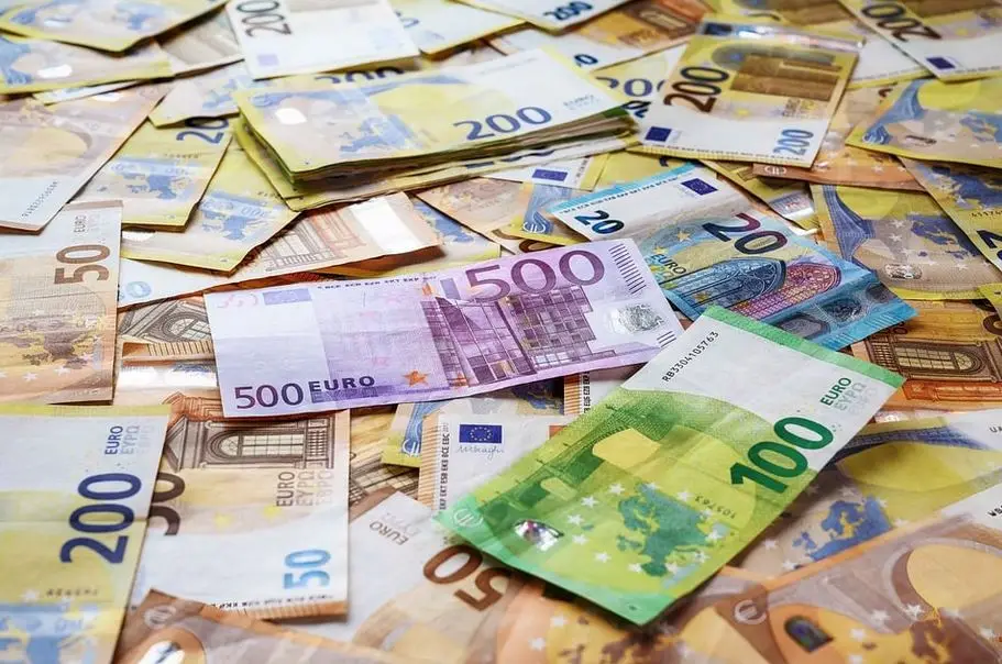 How to Save Money: 10 Practical Tips