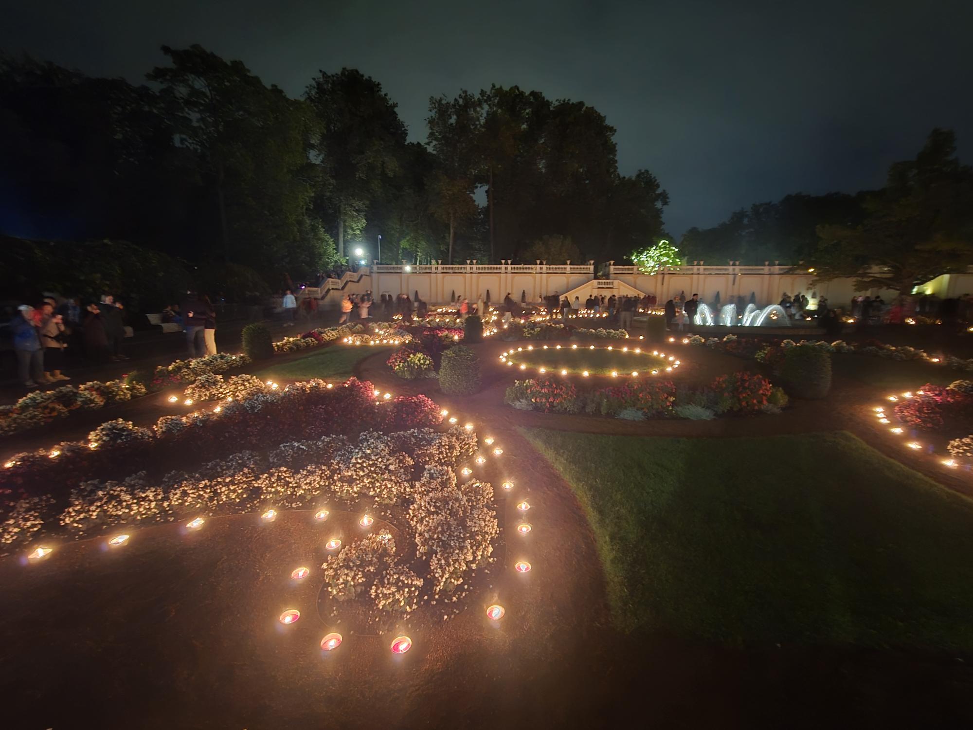 Matka Valgus Kõnnib 2025 -valofestivaali Kadriorgin puistossa Tallinnassa 3 A Journey Through the Valgus Kõnnib 2025 Light Festival in Kadriorg Park Tallinn