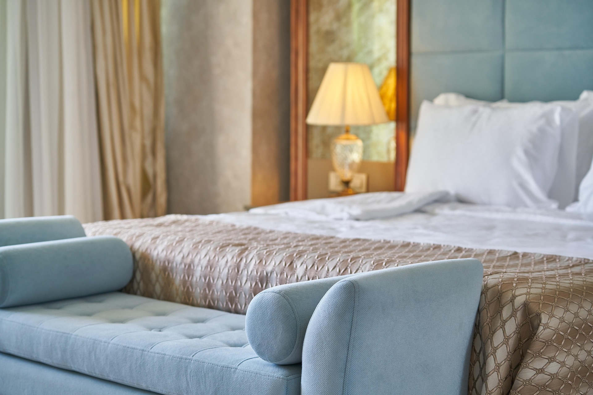 Modern hotel room with comfortable bed, soft lighting, and seating, representing the best cheap hotels in London with free breakfast.