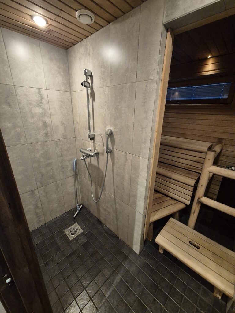 Holyone B shower and tiny sauna
